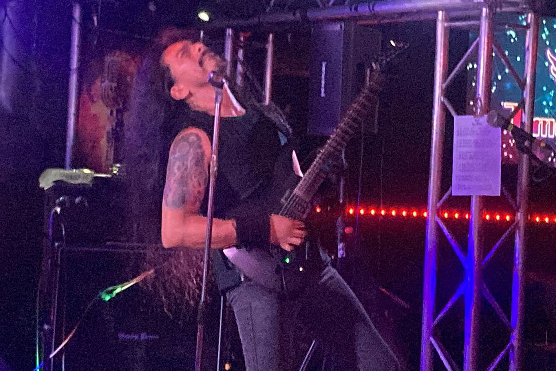 Guitarrista de Time Rebels ejecutando un solo en directo